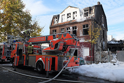 Noch am Freitag Mittag ist die Feuerwehr im Einsatz