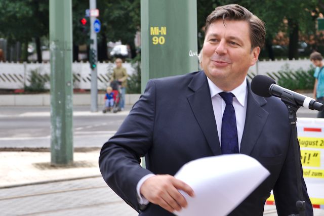 Foto: Senator Andreas Geisel kündigt die Inbetriebnahme der Straßenbahnverlängerung bis U-Turmstraße für das Jahr 2020 an