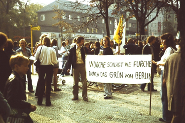 Demonstration vor dem Rathaus Tiergarten –  Gottfried Wurche war von 1975-1978  Bürgermeister von Berlin-Tiergarten
