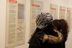 eroeffnung-islamophobie Besucherinnen bei der Ausstellungseröffnung (Foto: Jürgen Schwnzel)