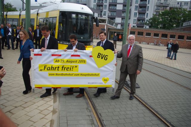 Nachdem die Betriebserlaubnis für die neue Strecke an die BVG übergeben wurde ist die Fahrt frei für die Presse, für die Fahrgäste ab 29.8.2015