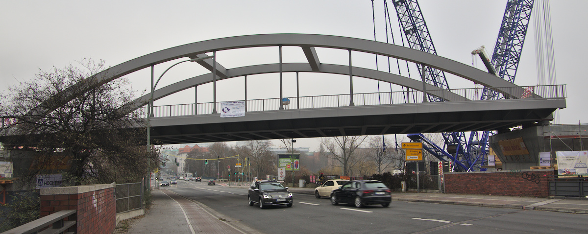 Die Brücke sitzt sicher auf ihren Pfeilern, der Straßenverkehr rollt wieder.