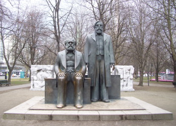 Warum sitzt Karl Marx, warum steht Friedrich Engels? Antwort: Erst haben sie beide gestanden, als aber der Engels dem Marx die Ökonomie der DDR erläutert hatte, musste sich Marx erst einmal setzen.