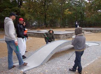 Minigolf-jungen-250