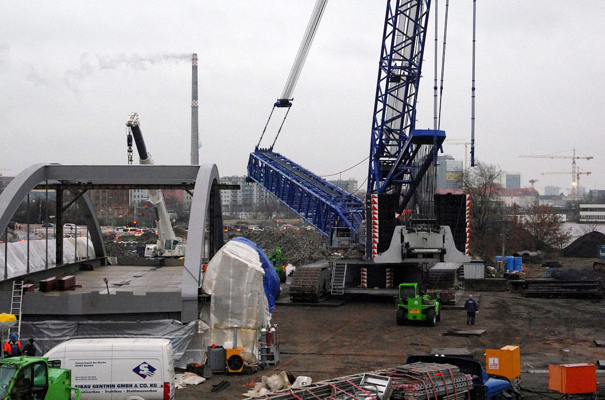 Die Vorbereitungen für das Einheben der S21 Stabbogenbrücke laufen.