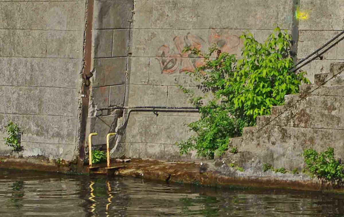Foto Sichtbarer Schaden an Uferwand