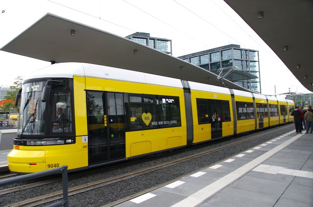Foto: Die Straßenbahn an der neuen Haltestelle am Berliner Hauptbahnhof