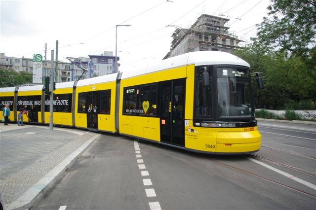 Foto: Die "Presse-Tram" biegt am S-Nordbahnhof in die Invalidenstraße ein
