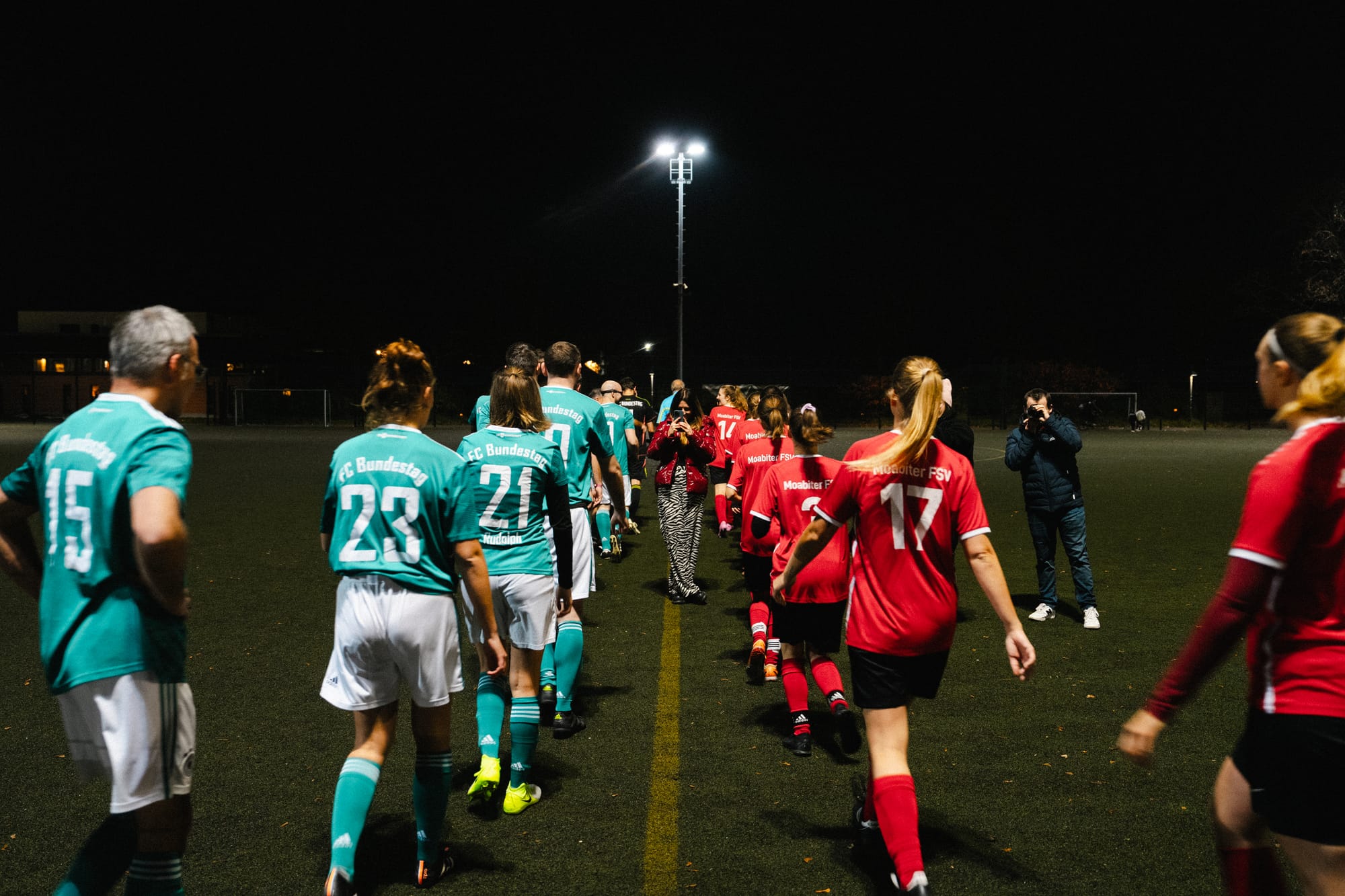 Fußball: Der Bundestag besiegt Moabit